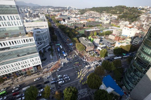 15일 오후 서울 종로구 대학로에서 열린 ‘쉬운해고·평생 비정규직 노동개악 저지 민주노총 공공노동자 파업대회’ 에서 전국공공운수노조원들을 비롯한 민주노총 관계자들이 정부의 노동개악 중단을 촉구하는 구호를 외치며 청계광장 방향을 향해 행진하고 있다. 연합뉴스
