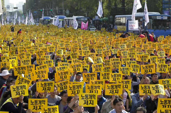 15일 오후 서울 종로구 대학로에서 열린 ‘쉬운해고·평생 비정규직 노동개악 저지 민주노총 공공노동자 파업대회’ 에서 전국공공운수노조원들을 비롯한 민주노총 관계자들이 정부의 노동개악 중단을 을 촉구하는 구호를 외치고 있다.  연합뉴스