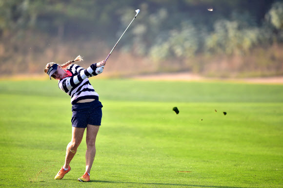 1라운드 1번홀 어프로치