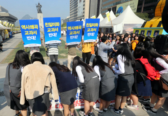 국정화 반대 서명에 동참하는 학생들 