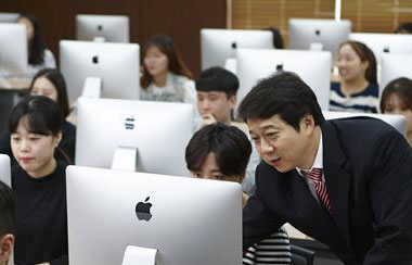 박도현(오른쪽) 학과장이 가천대 금융수학과를 위해 각종 최신기기를 갖춘 가천금융센터에서 학생들을 가르치고 있다.