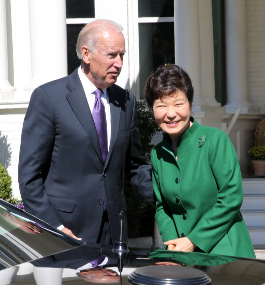 박 대통령 영접하는 바이든 미 부통령