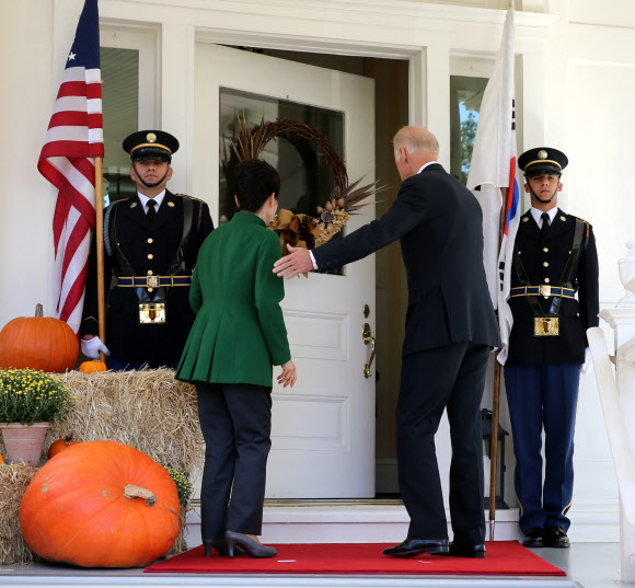 미 부통령 관저로 들어가는 박 대통령