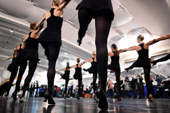 15일(현지시간) 미국 뉴욕에서 라디오시티 뮤직홀의 전속 댄싱팀 ‘로켓츠(Rockettes)’가 크리스마스 공연 ‘뉴욕에서 크리스마스(New York at Christmas)’의 리허설을 언론에 공개했다. ⓒ AFPBBNews=News1