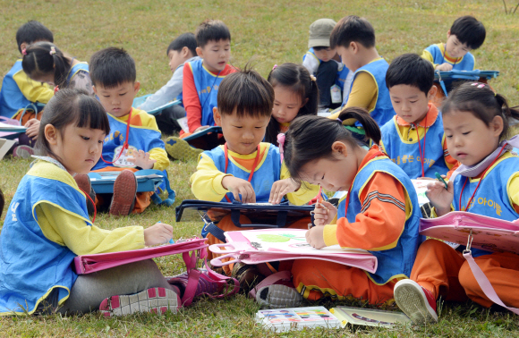 광진구는 16일 어린이대공원에서 지역 내 어린이집 원생들 500여 명이 참가하는 ‘나도 피카소 꿈나무 미술 경연 대회’를 가졌다. 이 행사는 구민 대축제 ‘2015 광나루 어울마당’ 의 일부분으로 진행되었다. 김명국 전문기자 daunso@seoul.co.kr