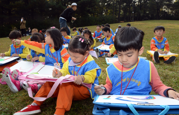 광진구는 16일 어린이대공원에서 지역 내 어린이집 원생들 500여 명이 참가하는 ‘나도 피카소 꿈나무 미술 경연 대회’를 가졌다. 이 행사는 구민 대축제 ‘2015 광나루 어울마당’ 의 일부분으로 진행되었다. 김명국 전문기자 daunso@seoul.co.kr