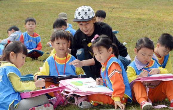 광진구는 16일 어린이대공원에서 지역 내 어린이집 원생들 500여 명이 참가하는 ‘나도 피카소 꿈나무 미술 경연 대회’를 가졌다. 이 행사는 구민 대축제 ‘2015 광나루 어울마당’ 의 일부분으로 진행되었다. 김명국 전문기자 daunso@seoul.co.kr
