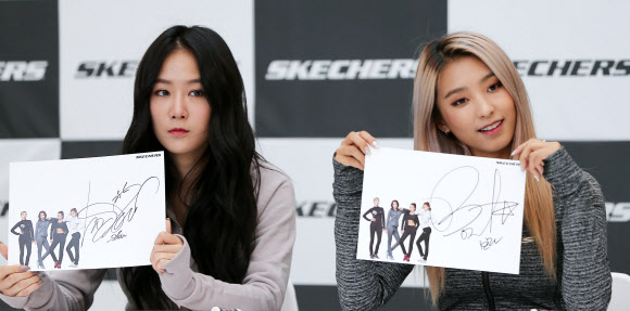 사인 들어보이는 씨스타 소유와 보라