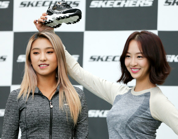 포즈 취하는 씨스타 보라와 다솜