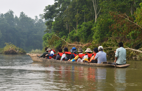 여행객들이 치트완 전통 카누 ‘둥가’를 타고‘침묵의강’ 랍티강을 따라 깊숙한 밀림으로 들어가고 있다.