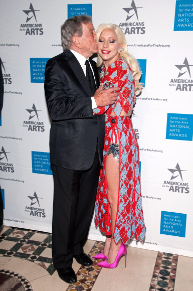 가수 토니 베넷과 레이디 가가가 19일(현지시간) 미국 뉴욕 시프리아니 42번가에서 열린 ‘2015 내셔널 아트 어워드(National Arts Awards)’에 참석해 포토월에서 다정한 포즈를 취하고 있다. 토니 베넷과 레이디 가가는 지난 2014년 컬래버레이션 앨범 ‘Cheek To Cheek’을 발표했다. ⓒ AFPBBNews=News1