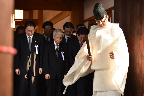20일 추계대제를 맞아 야스쿠니신사를 참배하는 일본 국회의원들