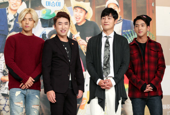 포즈 취하는 ’할매네 로봇’ 출연진들