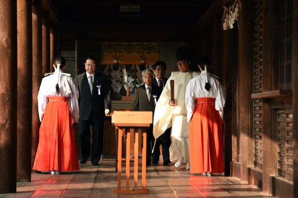 일본 국회의원들이 20일 야스쿠니 신사를 집단으로 참배했다. 야스쿠니 신사에는 사형당한 도조 히데키(東條英機) 전 총리 등 태평양전쟁 A급 전범 14명이 포함돼 있어 국제적인 비난을 사고 있다. ⓒ AFPBBNews=News1