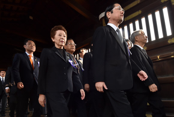 일본 국회의원들이 20일 야스쿠니 신사를 집단으로 참배했다. 야스쿠니 신사에는 사형당한 도조 히데키(東條英機) 전 총리 등 태평양전쟁 A급 전범 14명이 포함돼 있어 국제적인 비난을 사고 있다. ⓒ AFPBBNews=News1