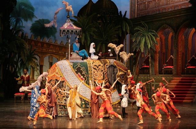 인도 궁전의 화려한 색채감과 다양한 볼거리가 있는 발레 ‘라 바야데르’. 유니버설발레단 제공