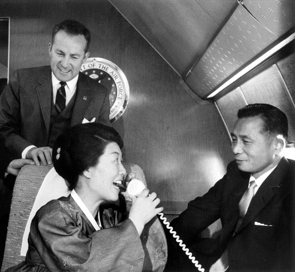 딸 박근혜와 통화… 웃음꽃 핀 육영수 여사