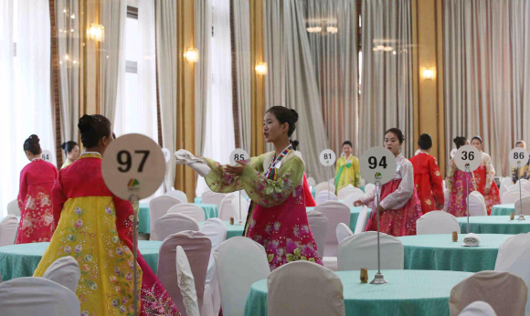 제20차 이산가족 상봉행사 1회차 둘째날인 21일 오전 공동중식만찬이 열리는 금강산호텔 연회장에서 북측 여성들이 만찬을 준비하고 있다. 사진공동취재단