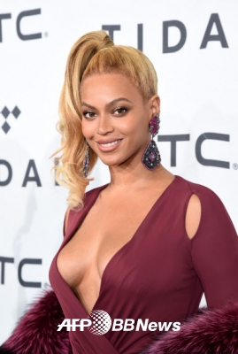비욘세 20일(현지시간) 뉴욕 브루클린 바클레이 센터에서 열린 TIDAL X: 1020 콘서트에 참석해 포즈를 취하고 있다.<br>ⓒ AFPBBNews=News1
