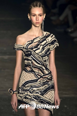 20일(현지시간) 브라질 상파울루 패션 위크 2016 겨울 콜렉션에서 PatBo의 작품을 모델이 선보이고 있다.<br>ⓒ AFPBBNews=News1