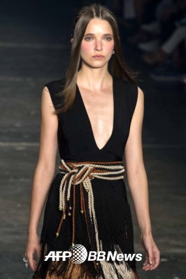 20일(현지시간) 브라질 상파울루 패션 위크 2016 겨울 콜렉션에서 PatBo의 작품을 모델이 선보이고 있다.<br>ⓒ AFPBBNews=News1