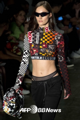 20일(현지시간) 브라질 상파울루 패션 위크 2016 겨울 콜렉션에서 Ellus의 작품을 모델이 선보이고 있다.<br>ⓒ AFPBBNews=News1