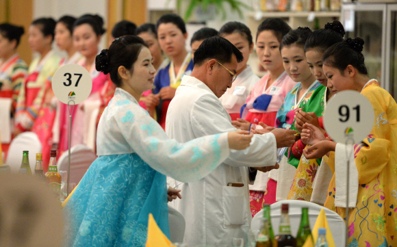 21일 강원도 고성 금강산에서 열린 제20차 남북이산가족상봉 공동중식을 위해 북측 접대원들이 위생소독을 하고 있다.  2015. 10. 21  사진공동취재단