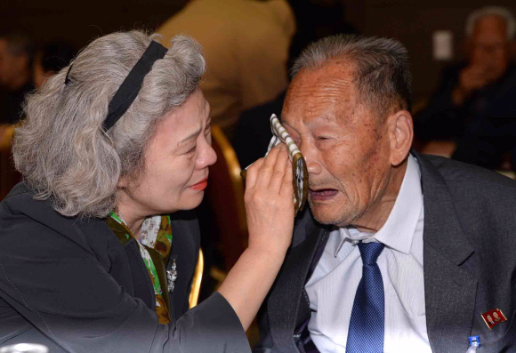 22일 강원도 고성 금강산 이산가족면회소에서 열린 제20차 남북이산가족상봉 작별상봉에서 남측 딸 이정숙씨가 북측 아버지 리흥종씨와 작별을 아쉬워하며 아버지의 눈물을 닦아주고 있다.  사진공동취재단