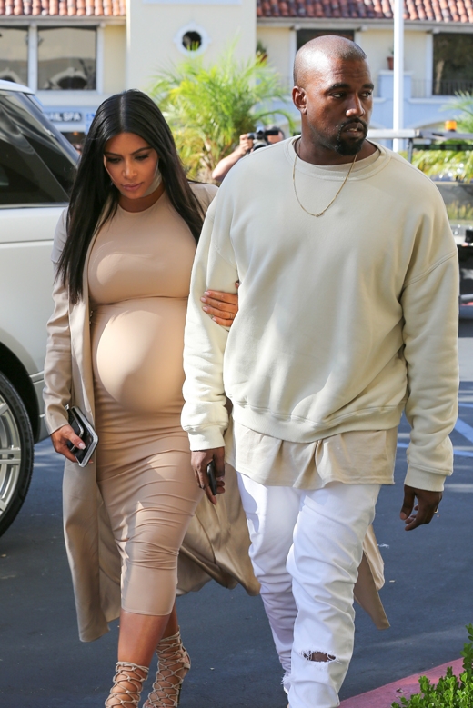 킴 카다시안(왼쪽)과 칸예 웨스트가 킴의 생일 파티에 참석하고 있다.<br>사진=TOPIC / SPLASH NEWS(www.topicimages.com)