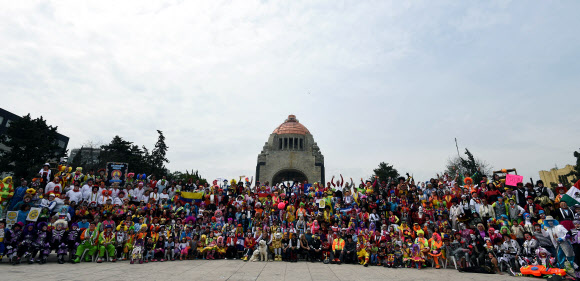 21일(현지시간) 멕시코의 멕시코시티에서 열린 광대 대회에서 광대들이 혁명기념비 앞에서 단체 사진을 찍기 위해 준비하고 있다. ⓒ AFPBBNews=News1