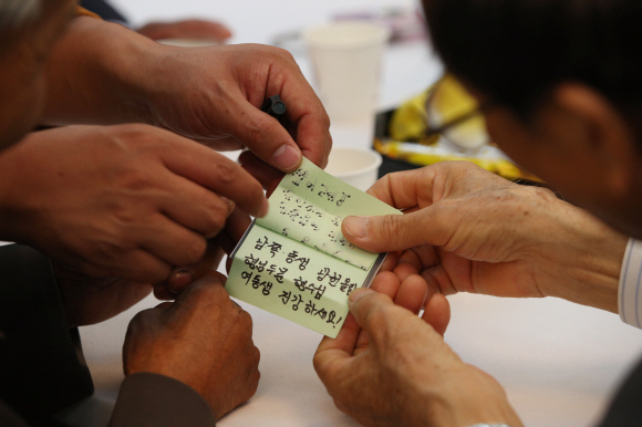 지난해 2월 이후 1년8개월만에 열린 제20차 이산가족 상봉행사 1회차 마지막날인 22일 오전 강원도 고성군 금강산 이산가족면회소에서 남과북 이산가족이  작별상봉을 하며 손편지를 함께 보고 있다.   사진공동취재단