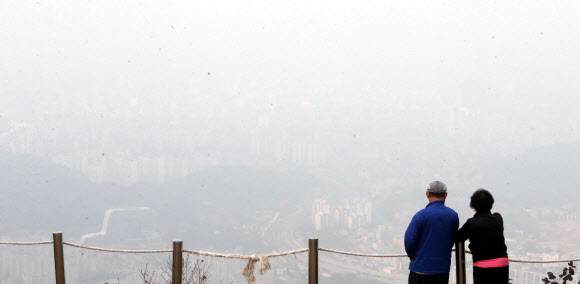 희뿌연 도심 풍경