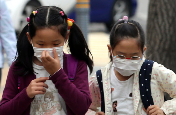 마스크 쓰고 등교하는 초등학생