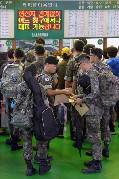 병사 휴가비, 얼마인지 아시나요? 거리에 따라 1만 1600원부터 12만 4400원까지 받습니다. 이 금액이 적당하다고 생각하시나요. 병사들의 휴가비 문제는 늘 뒷전으로 밀려나 있습니다. 동서울종합터미널에서 버스표를 사려고 줄을 선 병사들. 서울신문 포토라이브러리  