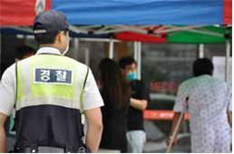 한국에서 메르스 첫 사망자가 나온 지난 6월 1일, 경기 화성시 한림대 동탄성심병원에 투입된 경찰관이 메르스 환자 격리 업무를 하고 있다. 경찰청 제공