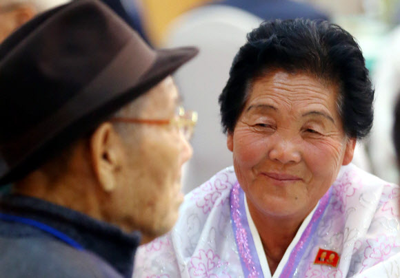 제20차 이산가족 상봉행사 2회차 둘째날인 25일 오후 금강산호텔에서 열린 공동중식에서 북측 구송옥(71) 할머니가 남측에서 온 아버지 구상연(98) 할아버지를 바라보며 흐믓한 미소를 짓고 있다.  연합뉴스