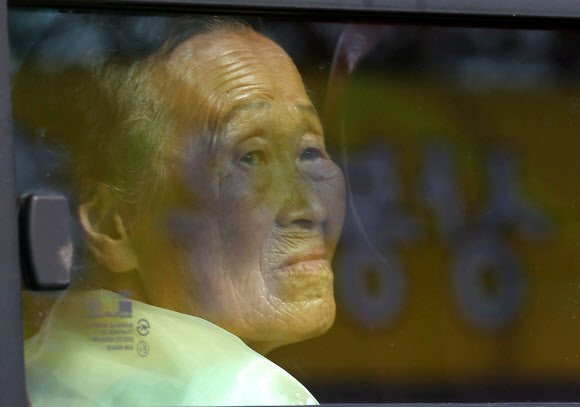 제20차 이산가족 상봉행사 2회차 둘째날인 25일 오전 외금강호텔에서 열린 개별상봉을 마친 북측 할머니가 다음 행사를 위해 버스에 탑승한 뒤 창 밖을 바라보고 있다.  연합뉴스