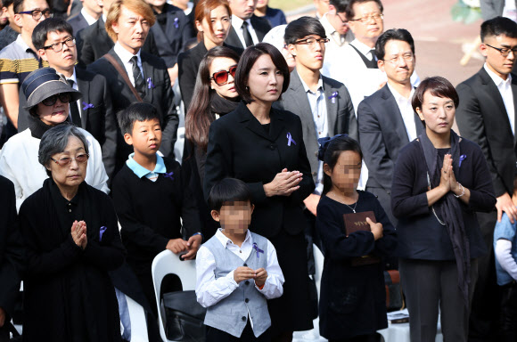 25일 오후 경기도 안성시 유토피아 추모관에서 열린 ‘신해철 1주기 추모식 및 봉안식’에서 추모 미사가 진행되고 있다.  연합뉴스