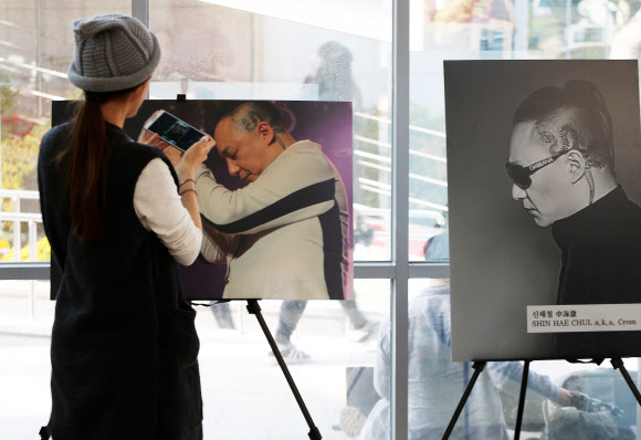 25일 오후 경기도 안성시 유토피아 추모관에서 열린 ‘신해철 1주기 추모식 및 봉안식’에서 한 팬이 고인의    활동 모습이 담긴 사진을 휴대전화에 담고 있다.  연합뉴스