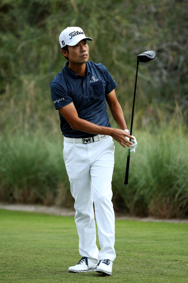 Kevin Na plays his shot from the third tee during the final round of the Shriners Hospitals For Children Open on October 25, 2015 at TPC Summerlin in Las Vegas, Nevada.