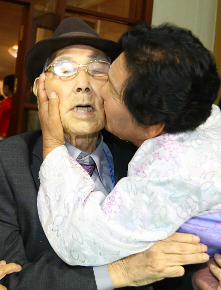 <이산상봉> 아버지 볼에 뽀뽀하는 큰딸