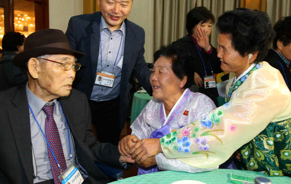 <이산상봉> 아버지 손 꼭 잡은 두딸