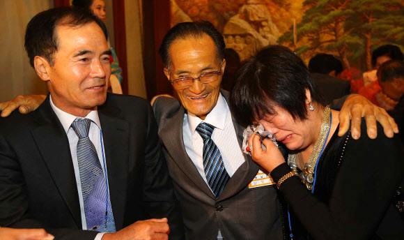 제20차 이산가족 상봉행사 2회차 마지막인 26일 오전 금강산호텔에서 열린 작별상봉에서 배순옥(55)씨가 북측에서 온 오빠 배상만(65, 가운데)씨 품에 안겨 ”오빠랑 헤어지기 싫어”라며 흐느끼고 있다. 연합뉴스