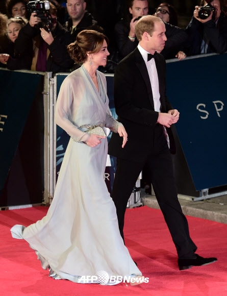 영국 윌리엄 왕세손과 케이트 미들턴 왕세손비가 26일(현지시간) 런던 로얄 알버트홀에서 열린 영화 ‘007 스펙터(Spectre)’ 시사회에 참석하고 있다.<br>ⓒ AFPBBNews=News1
