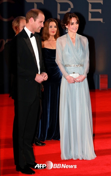 영국 윌리엄 왕세손과 케이트 미들턴 왕세손비가 26일(현지시간) 런던 로얄 알버트홀에서 열린 영화 ‘007 스펙터(Spectre)’ 시사회에 참석하고 있다.<br>ⓒ AFPBBNews=News1