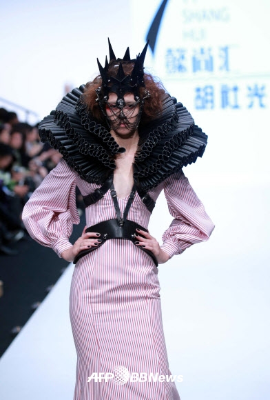 26일(현지시간) 중국 베이징에서 열린 차이나 패션 위크에서 디자이너 호사광(Hu Sheguang) 작품을 모델이 선보이고 있다.<br>ⓒ AFPBBNews=News1