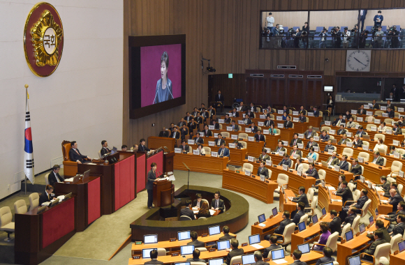 박근혜 대통령이 27일 서울 여의도 국회 본회의장에서 ‘2016년도 예산안 시정 연설’을 하고 있다.  안주영 기자 jya@seoul.co.kr