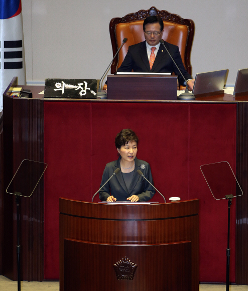 박근혜 대통령이 27일 서울 여의도 국회 본회의장에서 ‘2016년도 예산안 시정 연설’을 하고 있다.  안주영 기자 jya@seoul.co.kr