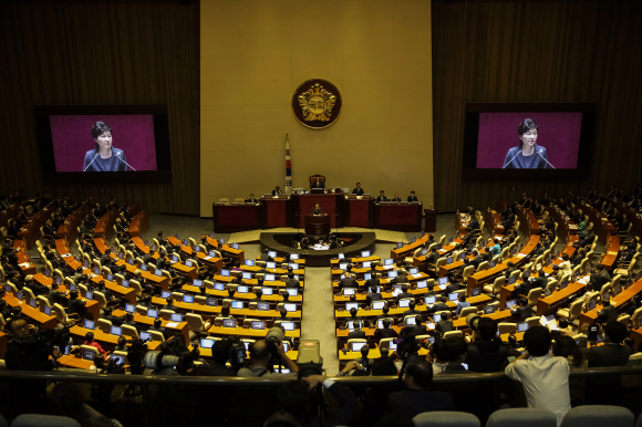 박근혜 대통령이 27일 서울 여의도 국회 본회의장에서 ‘2016년도 예산안 시정 연설’을 하고 있다.  안주영 기자 jya@seoul.co.kr