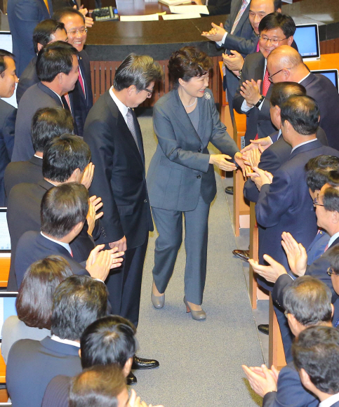 27일 오전 박근혜 대통령이 국회에서 열린 시정연설 후 의원들과 인사하며 퇴장하고 있다. 김명국 전문기자 daunso@seoul.co.kr